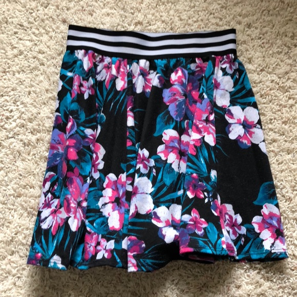 🌺Zumiez Skater Skirt🌺 - Picture 2 of 4